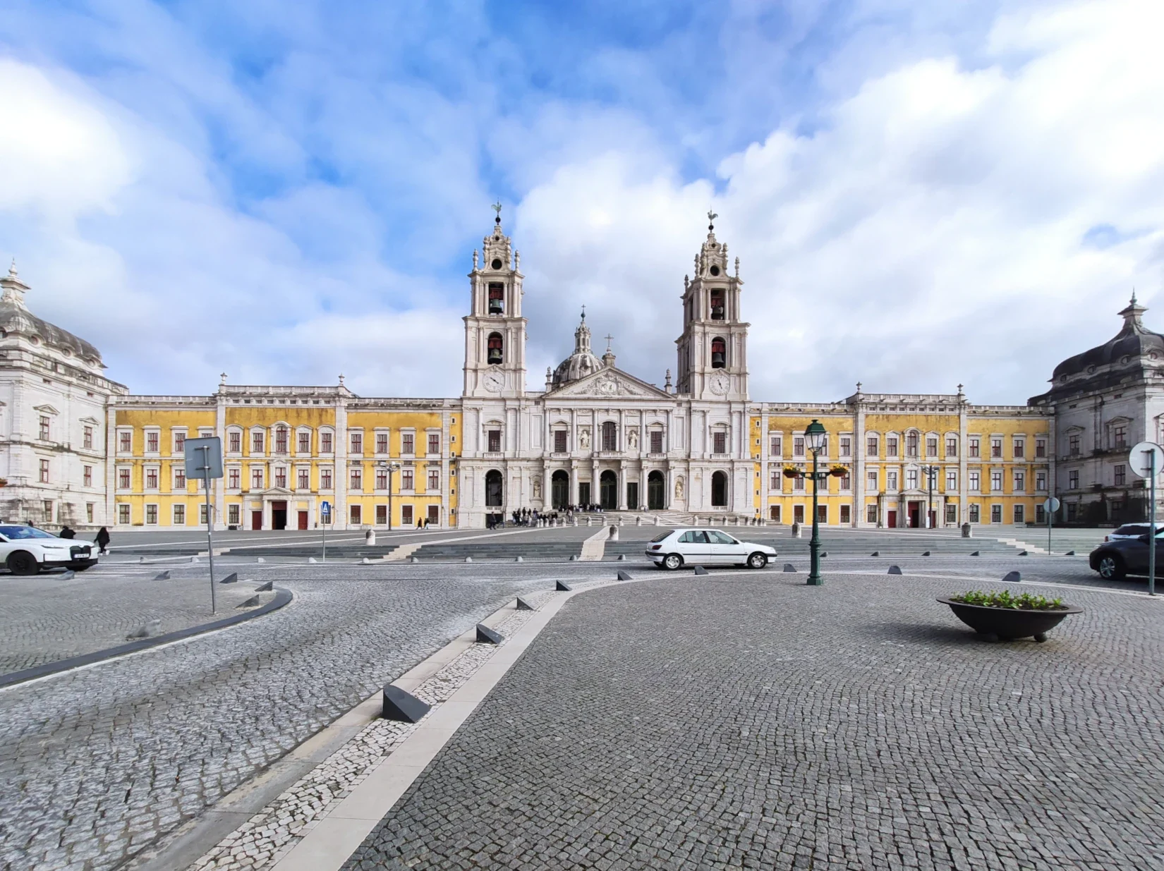 Day Trip to Fátima and Mafra