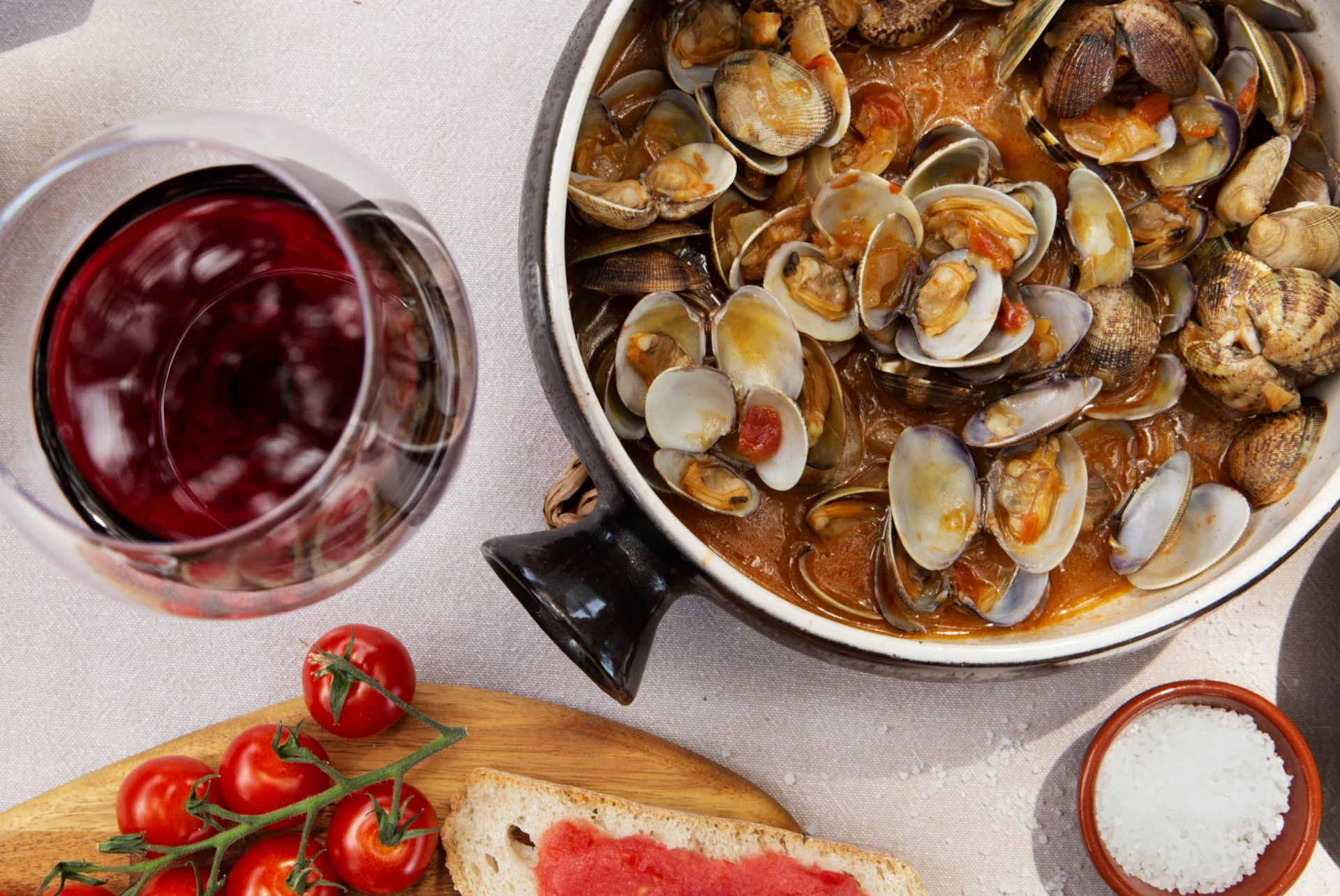 Pan-Cooked Clams with Garlic and Olive Oil